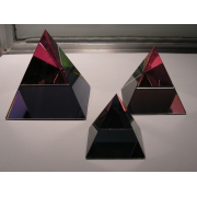 Farvet pyramide krystal